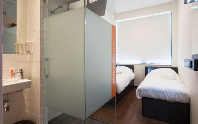 غرفة اقتصادية بسريرين منفصلين، easyHotel Amsterdam City Centre 2/2