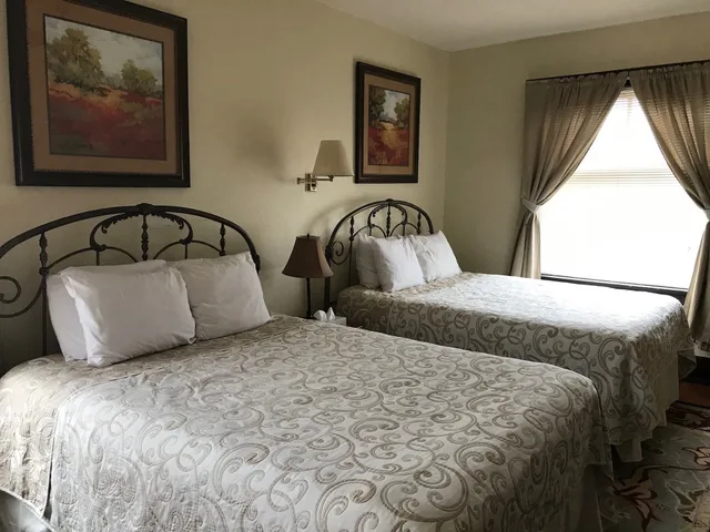 Traditional, Single, 2 Queen Beds، Riverside Hot Springs Inn Spa 2/6