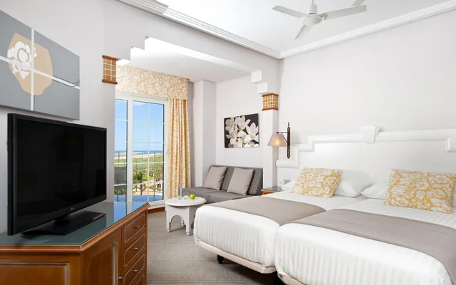 غرفة عائلية بسرير كوين بإطلالة على البحر مع أريكة، Melia Atlantico Isla Canela 2/6