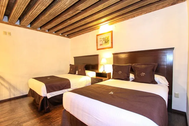 غرفة جونيور بسرير كينج وسريرين مزدوجين بإطلالة على المدينة بشرفة، La Casona de Don Lucas 3/8