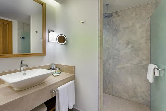 غرفة قياسية بإطلالة جزئية على البحر، Titanic Luxury Collection Bodrum 7/7