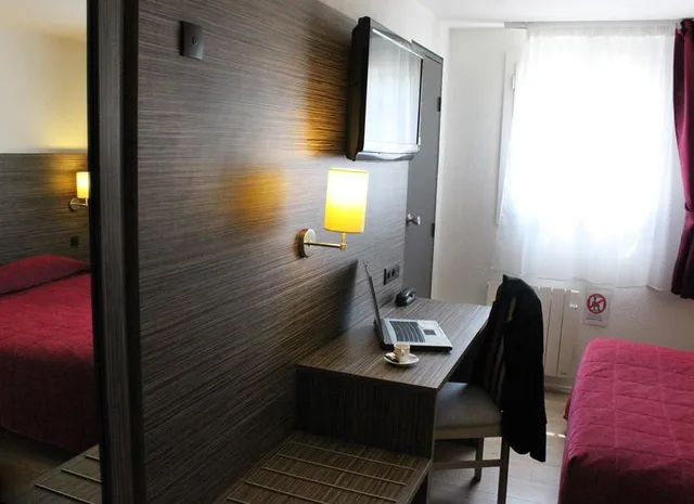 غرفة رباعية بسرير كوين وسريرين منفصلين، Sure Hotel by Best Western Angers Sud 8/8