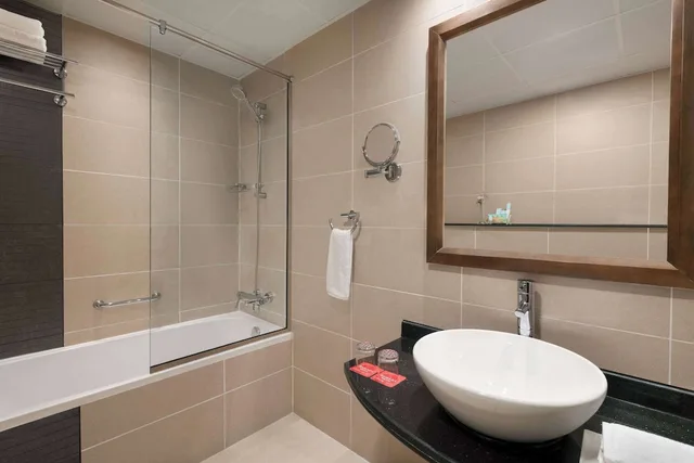 غرفة بسريرين منفصلين، Ramada By Wyndham Deira 5/5