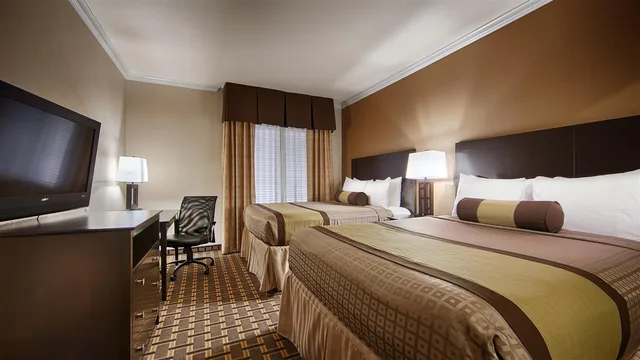 غرفة بسريرين كوين بحوض استحمام لذوي الإعاقة، Best Western Plus Cutting Horse Inn and Suites 2/2