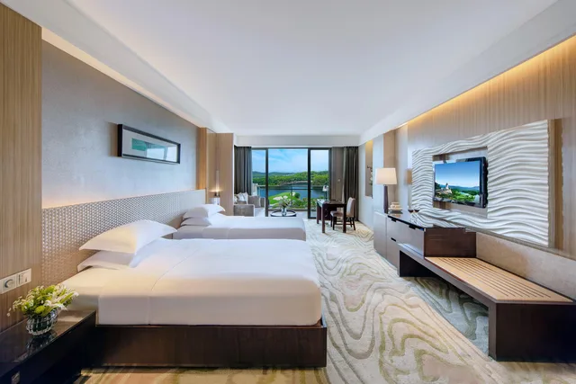 غرفة بريميير بسريرين منفصلين بإطلالة على البحيرة، Mission Hills Resort Dongguan 1/1