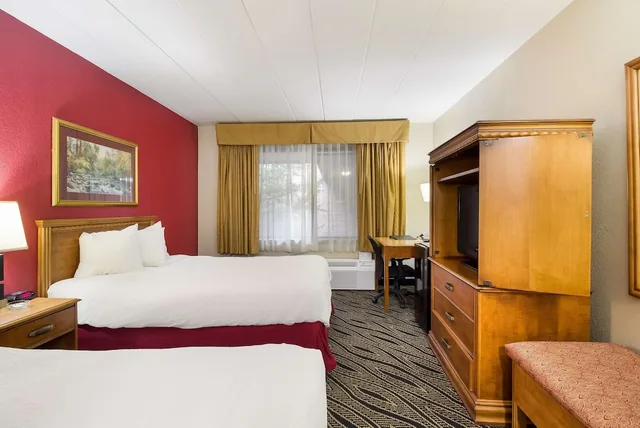 غرفة قياسية بسريرين مزدوجين يُسمح فيها بالحيوانات الأليفة، Best Western Braddock Inn 1/3