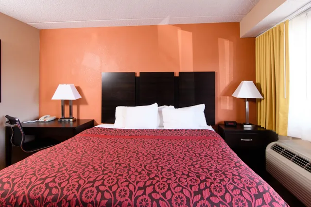 غرفة قياسية بسرير كوين، Days Inn By Wyndham Pittsburgh-Harmarville 3/4