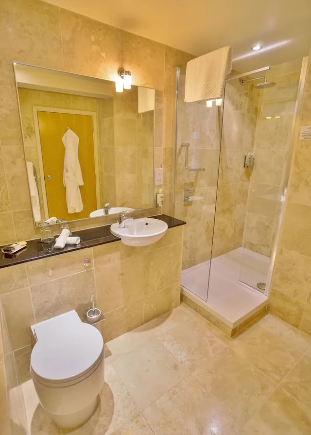 غرفة بسرير مزدوج بإطلالة على البحر بشرفة، Cobo Bay Hotel 2/3