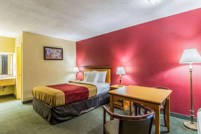غرفة بسرير مزدوج، Econo Lodge Whiteville, NC 2/5