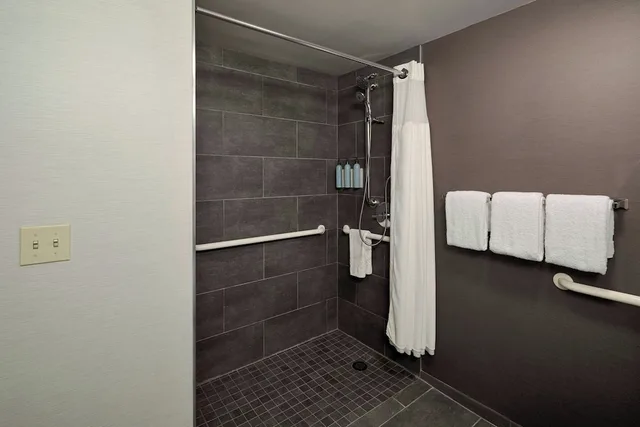 غرفة بسرير كينج لذوي الإعاقة، Courtyard by Marriott Dayton South 8/9