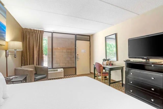 غرفة بسرير كينج بحوض استحمام لذوي الإعاقة، Quality Inn near Speedway 2/4