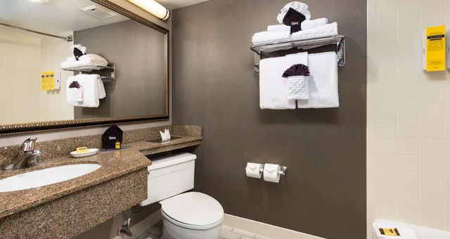 جناح بسرير كينج، Best Western Plus Landmark Inn 3/4