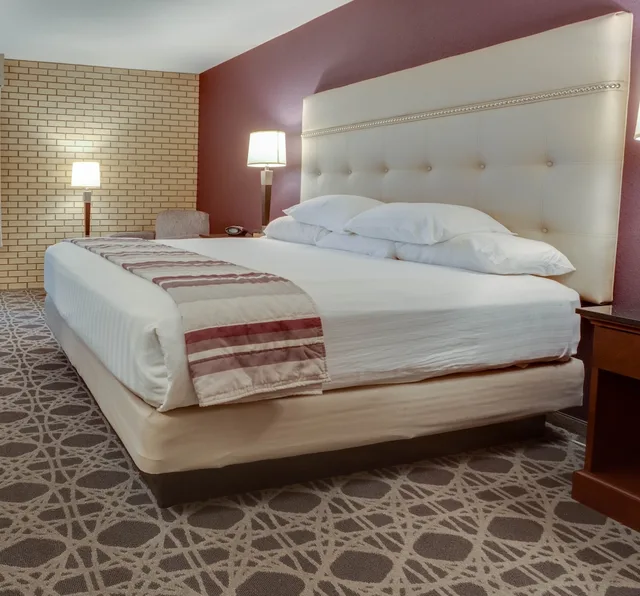 غرفة بسرير كينج بجاكوزي في طابق مرتفع، Drury Inn and Suites Hayti Caruthersville 1/3