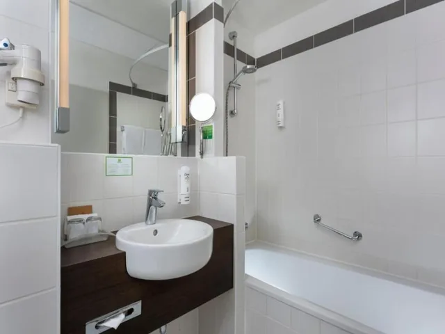 جناح بسرير مزدوج بغرفة نوم واحدة مع أريكة، Holiday Inn Frankfurt Airport Neu Isenburg 1/2