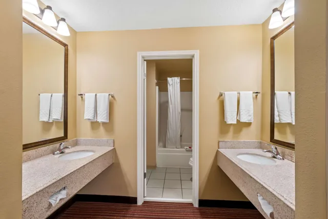 جناح بغرفتي نوم، SureStay Plus by Best Western San Antonio Fiesta Inn 8/8