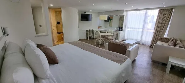 Master, Suite, King Bed, City View، Hotel Century Reforma 1/4