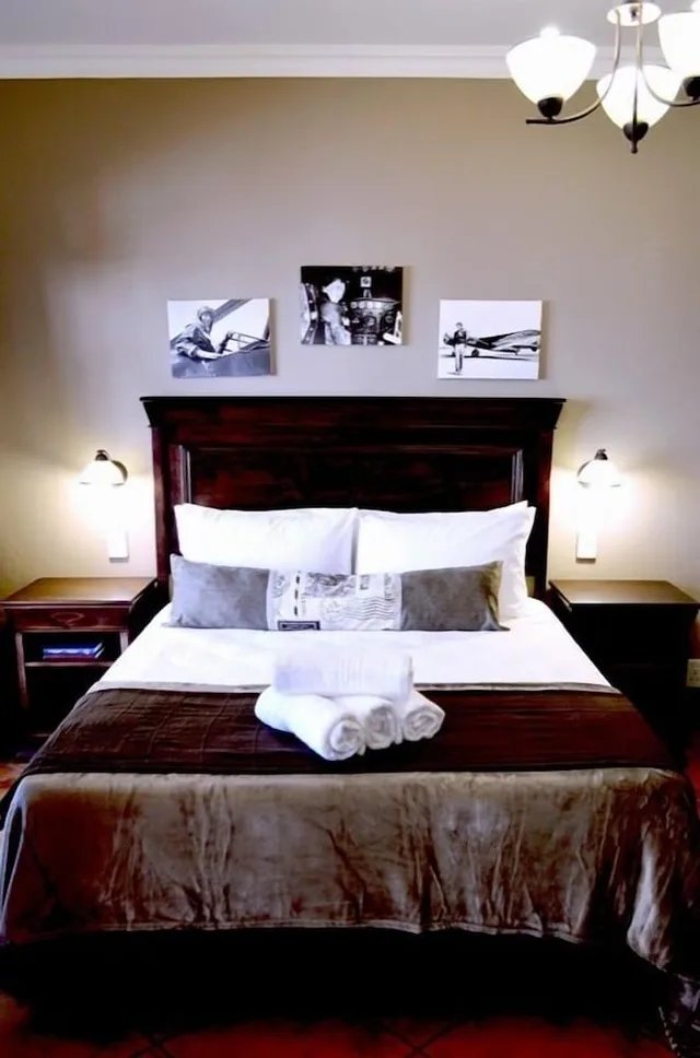 Melia, Queen Bed، Barnstormers Rest 1/2