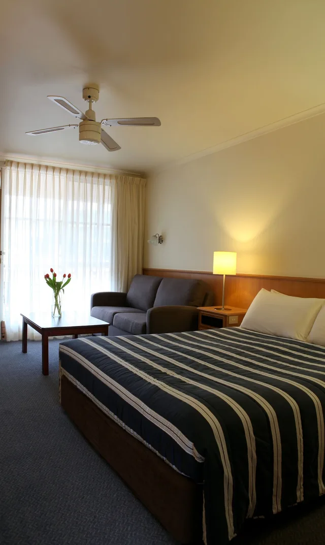 غرفة ديلوكس بسرير كوين بمطبخ صغير، SUMMERHILL MOTOR INN 1/6