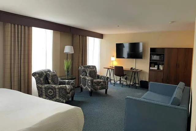 جناح بسرير كينج بغرفة نوم واحدة مع أريكة، Four Points By Sheraton Wakefield Boston Hotel Conference Center 1/1