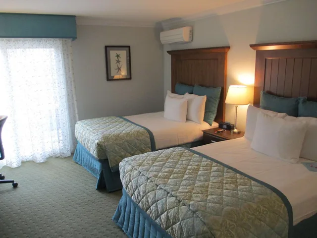غرفة بسريرين مزدوجين بإطلالة على الحديقة بشرفة في الطابق العلوي، Best Western Premier Hotel Del Mar 2/7