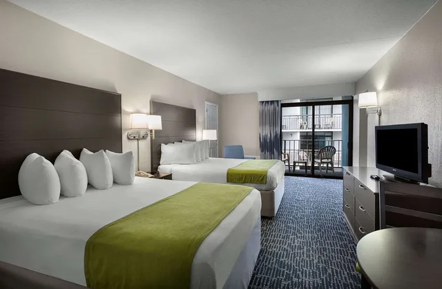 Room, 1 Double and 2 Queen Beds, Balcony, Middle Building, Dayton House Resort, BW Signature Collection 2/2