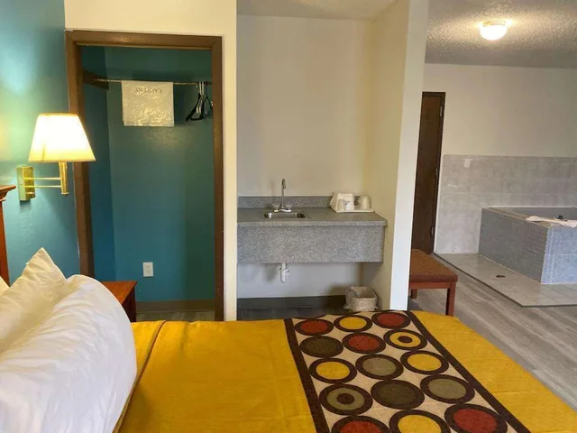 جناح بسرير كينج بحوض جاكوزي، Americas Best Value Inn West Frankfort 2/2