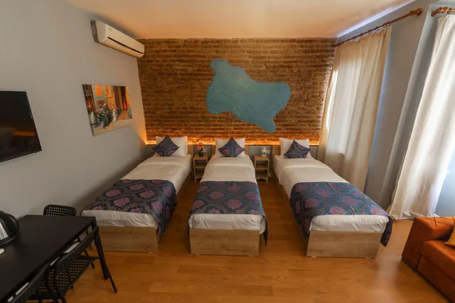 جناح بسرير كوين بإطلالة جزئية على البحر، Royal Taksim Suites 5/10