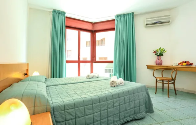 غرفة ثلاثية بسريرين منفصلين بإطلالة على البحر بشرفة مع أريكة، Soleado Hotel Alghero 1/3