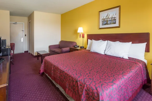 غرفة بسرير كينج للمدخنين، Days Inn By Wyndham Tappahannock 1/2
