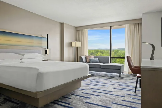 Guest Room, King Bed, Club Lounge Access, Saddle Brook Marriott 2/6