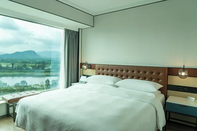 Premium, Queen Bed, Four Points By Sheraton 5/10