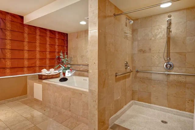 جناح رئاسي بسرير كينج مع أريكة بحوض جاكوزي، Embassy Suites by Hilton at Hot Springs Convention Center 4/9
