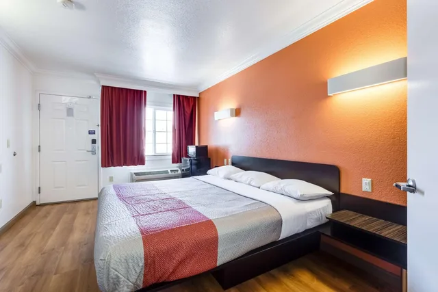 1 King Bed Mobil Access Tub Nsmk Micfridg، Motel6 San Jose, CA - Convention Center 5/10