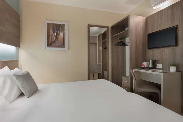 غرفة قياسية بسرير مزدوج أو سريرين منفصلين، 115 The Strand Hotel And Suites 3/6