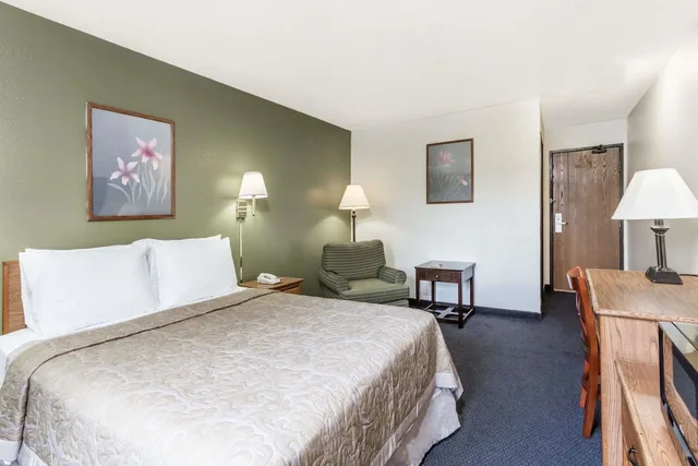 Standard, King Bed, Smoking, Super 8 By Wyndham Hampton 2/4