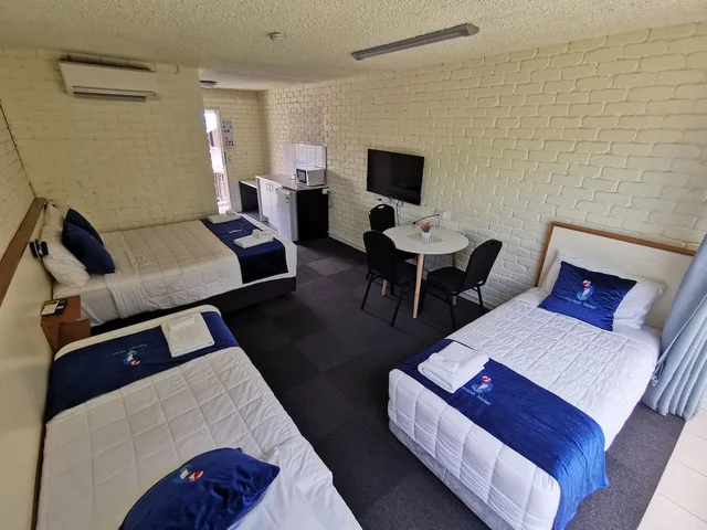 غرفة عائلية بسرير كوين وسريرين منفصلين، Aquajet Motel 2/5