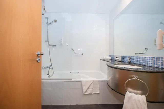 غرفة بسرير كوين مع أريكة، Taj Dubai 10/10