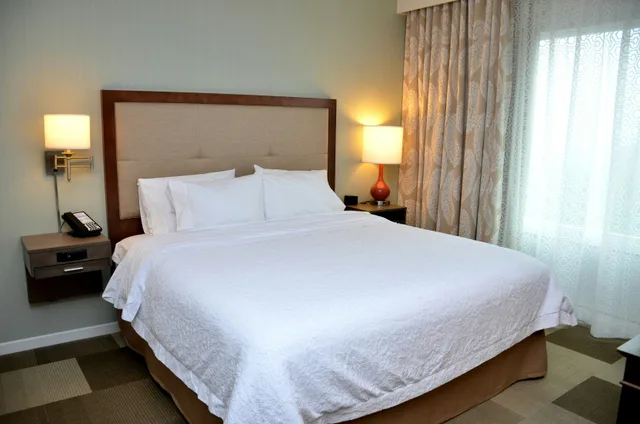 غرفة بسرير كينج مع أريكة، Hampton Inn Suites Deland 5/10