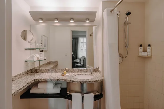غرفة قياسية بسرير كوين، Club Quarters Hotel Downton Houston 8/8