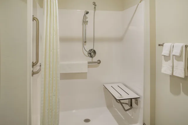 غرفة بسرير كينج لذوي الإعاقة، Cobblestone Inn & Suites - Ashland 4/4