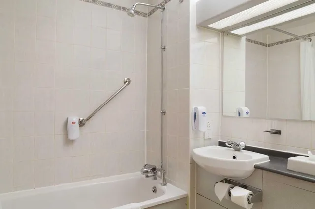 غرفة بسرير مزدوج وسريرين منفصلين مع أريكة، Days Inn by Wyndham Taunton 2/2