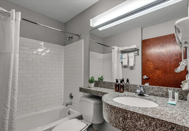 Suite, Queen Bed, The Block Hotel 5/6