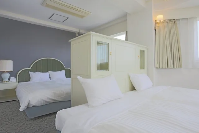غرفة ديلوكس عائلية بسريرين منفصلين وسرير كينج مع أريكة، Hotel Castle Inn Yokkaichi 1/4