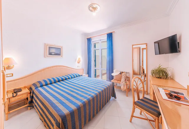Deluxe, Double Bed, Lateral Side Sea View، Hotel Grazia Alla Scannella 2/3