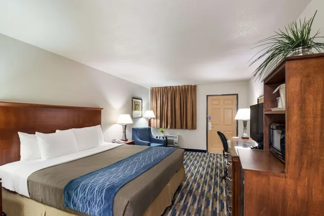 غرفة قياسية بسرير كينج، Rodeway Inn Ft Morgan 5/10