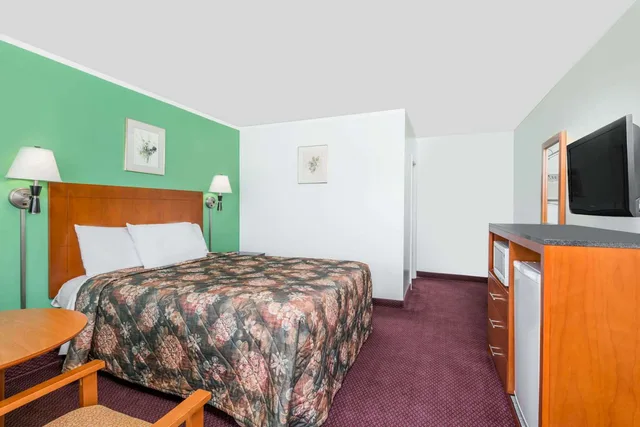Standard, Queen Bed, Knights Inn Arnprior 3/4