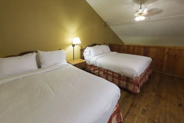لوفت قياسي بسريرين كوين، Timbers Lodge 2/9