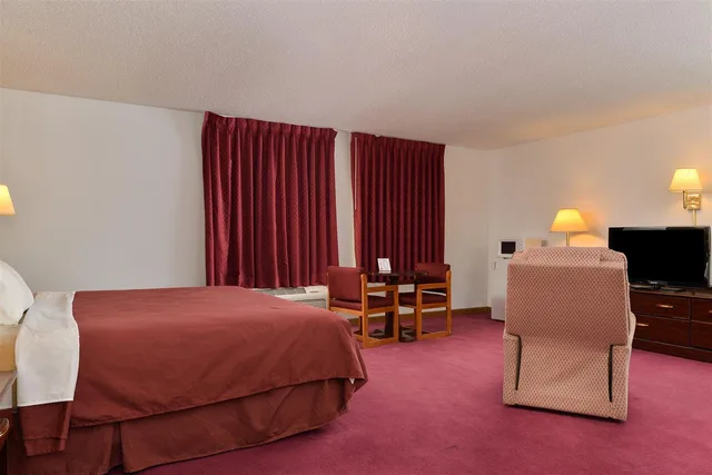 جناح بسرير كينج بحوض جاكوزي، Americas Best Value Inn Beardstown 1/3