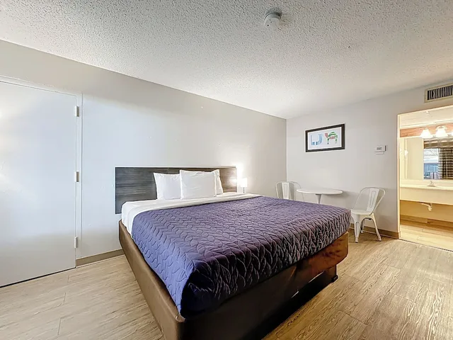 غرفة قياسية بسرير كينج، Stayable Suites Jacksonville West 3/10