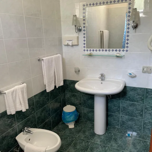 غرفة عائلية، Hotel Miramare Garzia 2/3